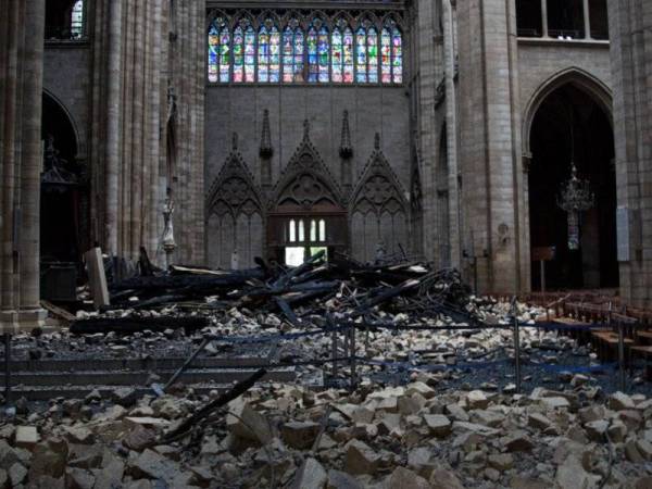 Struktur dalaman bangunan ikonik itu yang musnah dalam kebakaran, kelmarin.