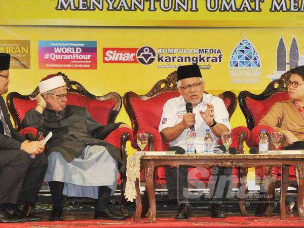 Pengarah Urusan Kumpulan Media Karangkraf, Datuk Dr. Hussamuddin Yaacub menyampaikan hujah pada World Convention Al-Kahf di Dewan Muktamar, Kompleks Pusat Islam.