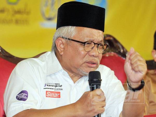 Pengarah Urusan Kumpulan Media Karangkraf, Datuk Dr. Hussamuddin Yaacub menyampaikan hujah pada World Convention Al-Kahf di Dewan Muktamar, Kompleks Pusat Islam.