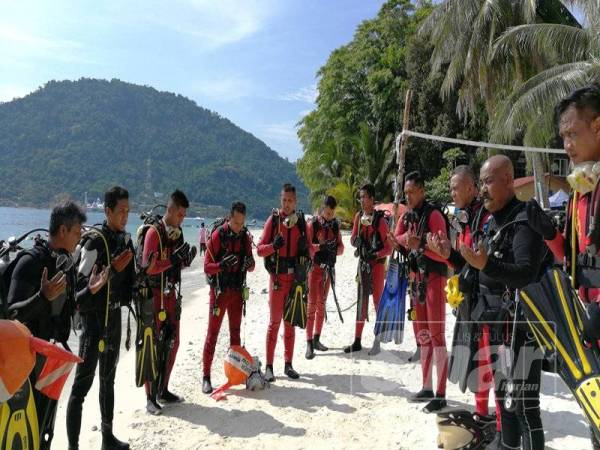 Zakariya (tiga dari kanan) sewaktu memimpin latihan pengukuhan PPDA Zon Timur.