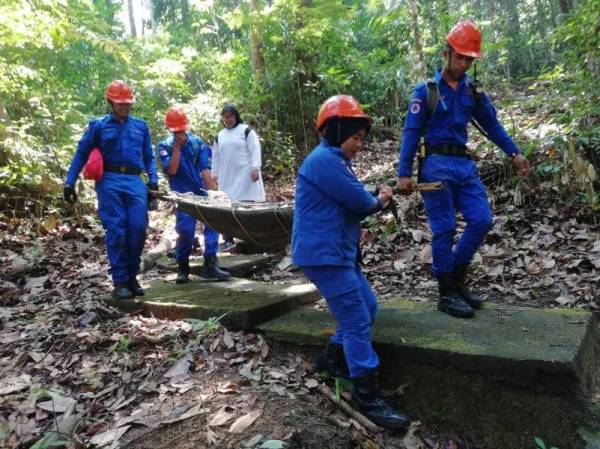 Anggota APM menjalankan latihan menyelamat mangsa yang terhempas daripada kapal terbang.