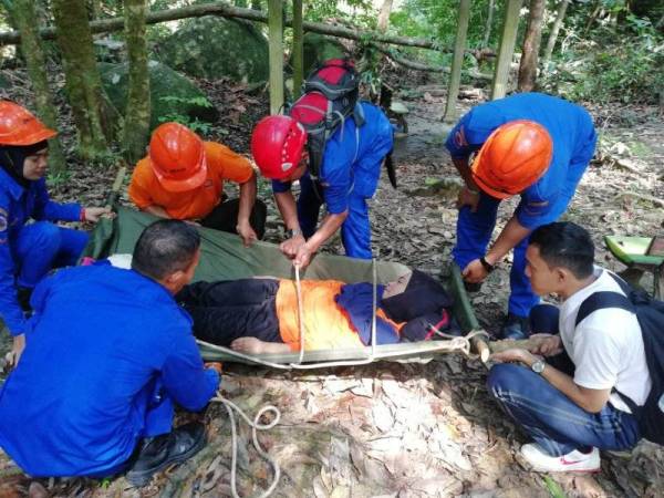 Anggota APM menjalankan latihan menyelamat mangsa yang terhempas daripada kapal terbang.