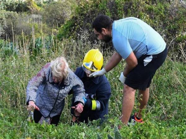 Anggota bomba mengeluarkan penumpang bas yang terselamat ekoran nahas yang berlaku di Madeira semalam. - Foto AFP