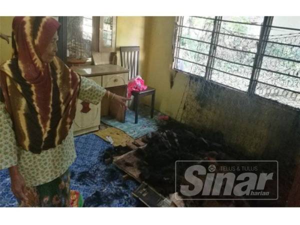 Aminah menunjukkan tilam dalam bilik yang hangus.