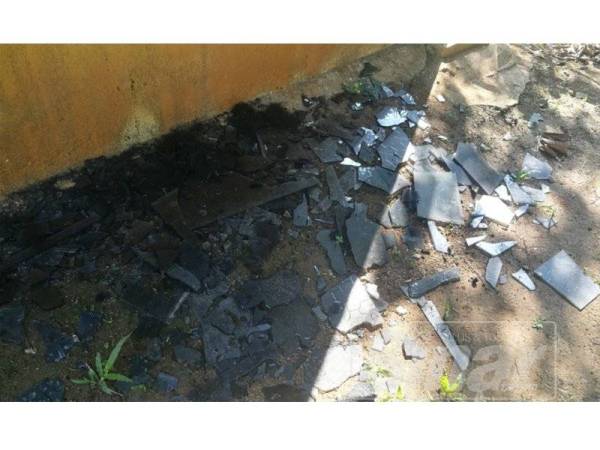 Cermin tingkap bilik turut pecah akibat letupan.