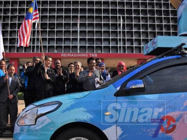 Roslan melepaskan sebahagian daripada 16 kenderaan promosi TNB JMFR 2019 di Dataran Vibrant, Ibu Pejabat TNB, Bangsar, semalam.