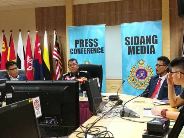 Shaharuddin (dua dari kiri) pada Sidang Media JPJ di Putrajaya hari ini.