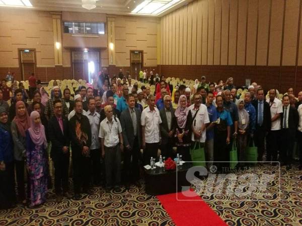 Peserta bergambar kenangan dalam seminar anjuran IKM dan Kementerian Pembangunan Usahawan.