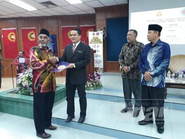 Mahadzir (dua dari kiri) menyampaikan sijil penyertaan kepada peserta program. Turut kelihatan, Mohd Azit (kanan) dan Dr Omar (dua dari kanan).