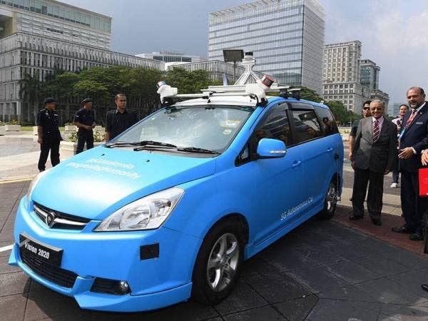 Perdana Menteri Tun Dr Mahathir Mohamad (dua, kanan) melihat dengan lebih dekat 'Autonomous Car' semasa hadir pada Majlis Perasmian 'Malaysia 5G Showcase' di Kompleks Perbadanan Putrajaya hari ini. - Foto Bernama