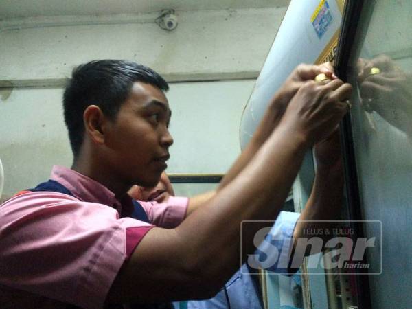 Terdapat lipas ditemui dalam peti sejuk premis berkenaan.