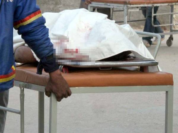 Mayat penumpang bas yang maut ditembak sekumpulan penyerang bersenjata menawan bas penumpang di wilayah Balochistan hari ini. - Foto Business Recorder