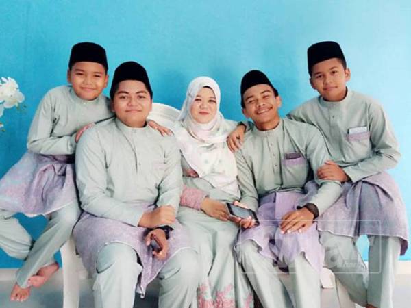 Arwah (kanan) bersama ibu dan adik beradiknya.