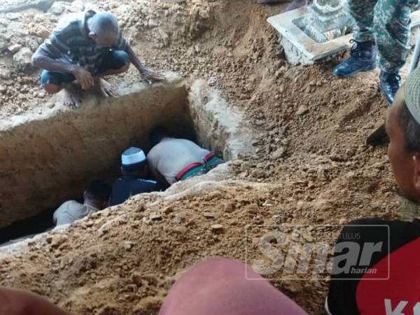 Jenazah selamat dikebumikan jam 12 tengahari tadi.