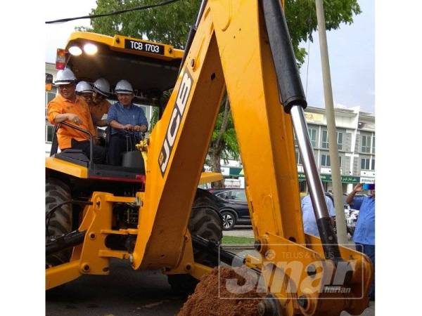 Salahuddin melakukan simbolik perasmian Majlis Pecah Tanah Agromall Puchong, di sini, hari ini.