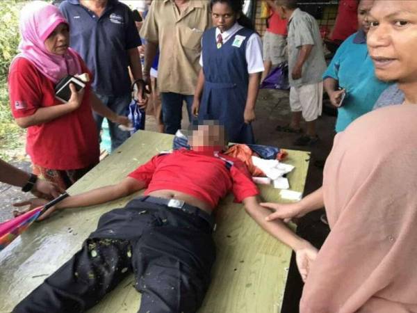 Mangsa berjaya dikeluarkan selepas terperangkap dalam kereta jenis Perodua Kancil petang tadi. -FOTO JBPM