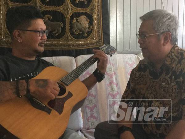Alvin sempat menunjukkan bakatnya bermain gitar di hadapan Penasihat Eksekutif Prestij, Amir Hamzah Aziz.