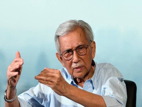 Bekas Pengerusi Majlis Penasihat Kerajaan, Tun Daim Zainuddin ditemu bual Bernama mengenai Projek Laluan Rel Pantai Timur (ECRL) di Menara Ilham, di sini, hari ini. - Foto Bernama
