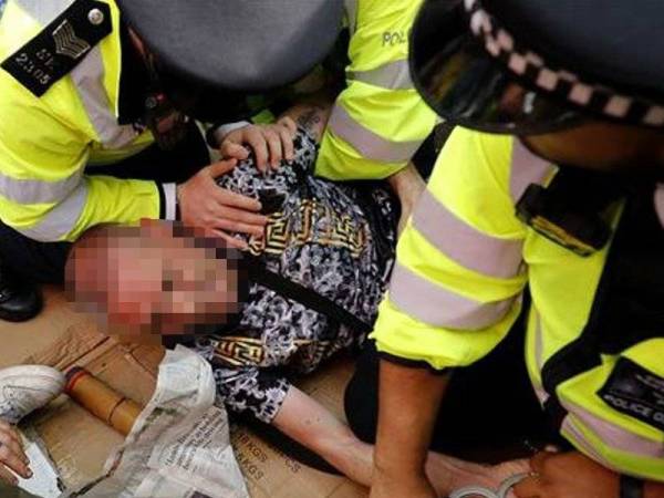 Penunjuk perasaan yang menyertai protes perubahan iklim di London ditahan oleh pihak berkuasa. - Foto AFP