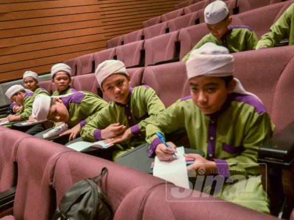 Pelajar-pelajar Maahad Tahfiz Darul Quran Wal Hadis turut menyertai Seminar Al-Hafiz, Simposium Keagungan Al-Quran sempena Majlis Tilawah dan Menghafaz Al-Quran Peringkat Antarabangsa ke-61 di Pusat Konvensyen Kuala Lumpur (KLCC) di sini, semalam.