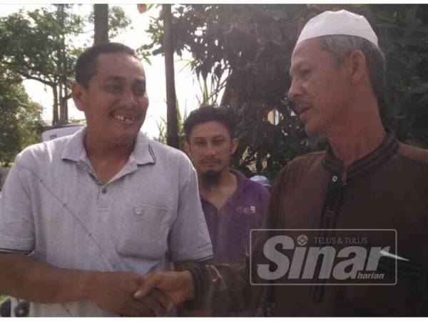 Saudara mara dan sahabat taulan yang datang menziarahi Mat Nor (kanan).