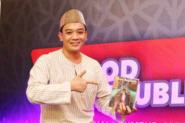 Ketua Pegawai Eksekutif MR, Kimi Iskandar Ismail bersama buku nya Mood Republik CEO Dalam sidang media mempromisikan 