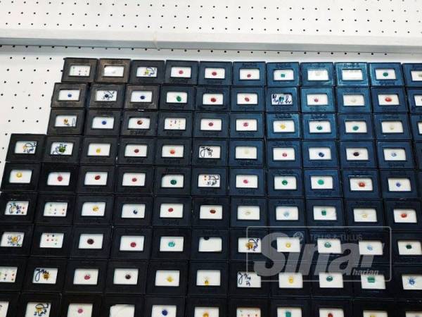 Antara batu pertama yang nilai keseluruhannya berjumlah RM100,000 dipercayai diperoleh dari hasil samun suspek.