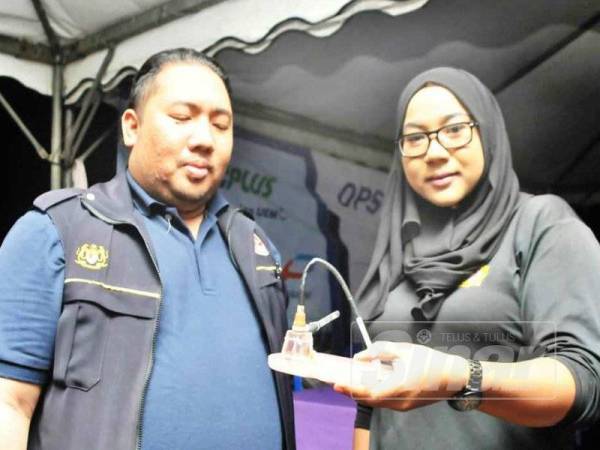 Pegawai AADK Kerian menunjukkan peralatan menghisap dadah atau 'dapur' dirampas daripada seorang kelindan lori yang ditahan dalam operasi bersepadu Ops Halangan di Hentian R&R Gunong Semanggol arah selatan, malam tadi.