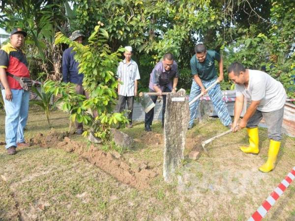 Kerja pemindahan turut mendapat bantuan waris dan penduduk.