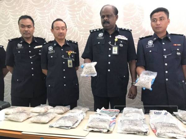 Ravi Chandran (dua dari kanan) menunjukkan heroin yang dirampas daripada seorang lelaki berusia 50 tahun dalam serbuan di Bagan Serai, semalam.