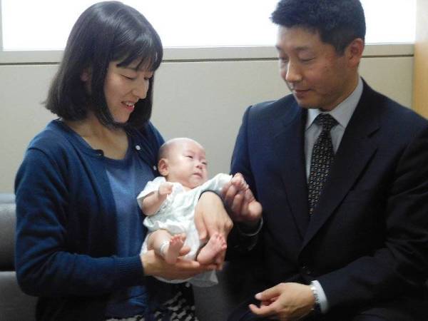 Ryusuke Sekiya bersama ibu bapanya sehari sebelum dibenarkan keluar dari hospital. - Foto AFP