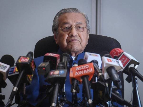 Perdana Menteri, Tun Dr Mahathir Mohamad ketika mendengar pertanyaan media pada sidang media khas di Yayasan Al-Bukhary hari ini. - Foto Bernama