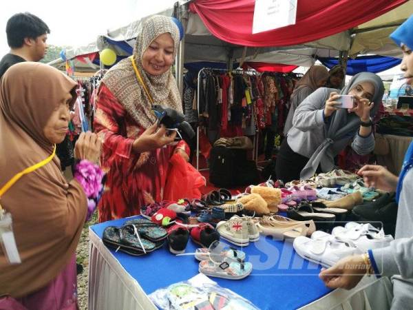 Penerima boleh memilih apa sahaja barangan yang dipamerkan secara percuma untuk dibawa pulang.