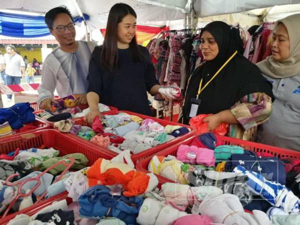 Wan Mashitah (kiri) pada sidang media di sini, hari ini.