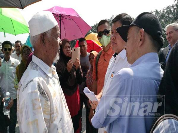 Loy Sian (dua kanan) berkesempatan bertemu penduduk Kampung Jenjarom di Kuala Langat, semalam.
