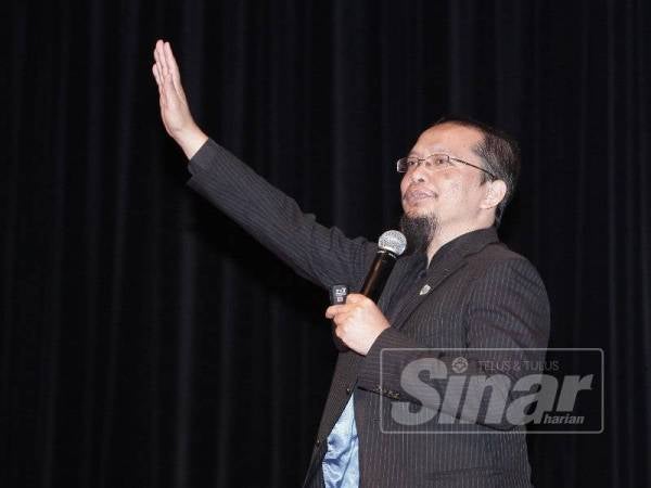 Fazrul berkongsi kekuatan surah-surah pada Seminar Amazing Al-Quran, Simposium Keagungan Al-Quran sempena Majlis Tilawah dan Menghafaz Al-Quran Peringkat Antarabangsa ke-61 di KLCC di sini, semalam. - Foto Sinar Harian Zahid Izzani