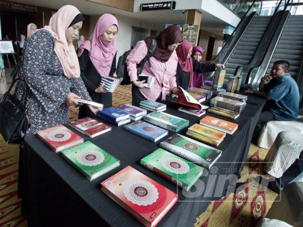 Suasana di reruai jualan al-Quran di luar dewan Teater Plano ketika berlangsungnya sesi perkongsian kehebatan al-Quran pada Seminar Amazing Al-Quran, Simposium Keagungan Al-Quran sempena Majlis Tilawah dan Menghafaz Al-Quran Peringkat Antarabangsa ke-61 di KLCC di sini, semalam. - Foto Sinar Harian Zahid Izzani
