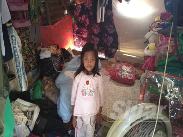 Wan Nurdhia Irdina di dalam bekas reban ayam yang dijadikan sebagai tempat tinggal.
