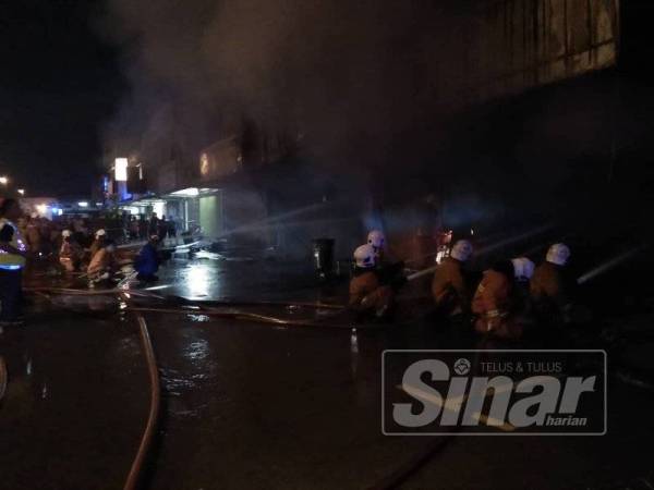 Anggota BBP Tanjong Karang dibantu BBP Sekinchan, Kuala Selangor, Sungai Besar dan sukarelawan bomba Sekinchan dan Pasir Penambang bagi memadamkan kebakaran dua unit kedai dua tingkat, malam tadi.
