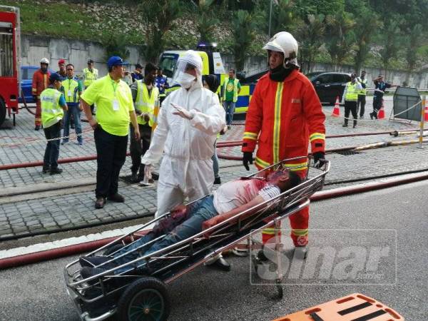 Mangsa cedera parah diselamatkan unit khas, Hazmat dalam simulasi berkenaan.