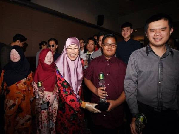 Timbalan Perdana Menteri Datuk Seri Dr Wan Azizah Wan Ismail beramah mesra bersama para penerima anugerah yang terdiri daripada Orang Kurang Upaya (OKU) cacat penglihatan pada Anugerah 'MAB Excellence Achievement for the Blind and Visually Impaired' 2017/2018 hari ini. - Foto Bernama