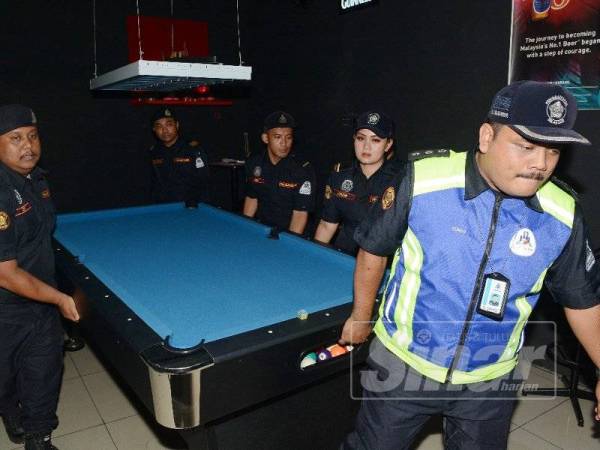 Meja snuker antara barangan yang disita.