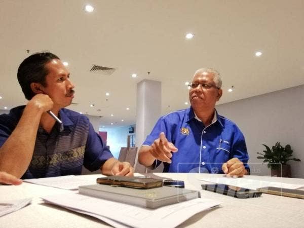 Rosli (kanan) ketika ditemui pemberita, hari ini.