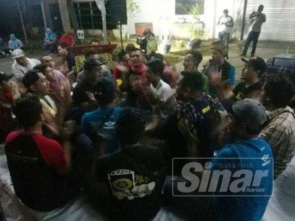 Kemeriahan persembahan dikir barat mewarnai program dikir barat bulanan di Kompleks Media Karangkraf.