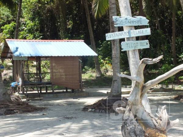 Papan tanda arah yang terdapat di Pulau Bidan.