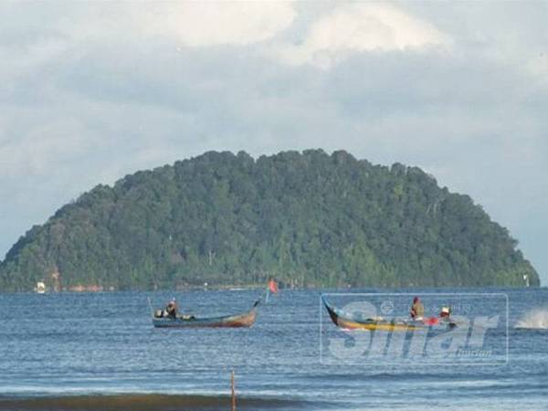 Bot nelayan turut melalui kawasan Pulau Bidan.
