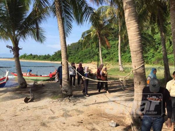 Pengunjung yang baru tiba di Pulau Bidan.