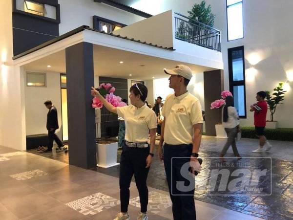 Datuk Wira Joey Lim Hock Guan bersama Datuk Cynthia Lim menunjukkan antara model rumah yang ditawarkan di Kita @ Cybersouth disini.