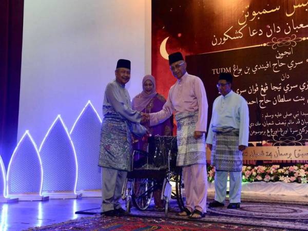 Seramai 20 orang veteran Angkatan Tentera Malaysia (ATM) menerima sumbangan kerusi roda pada Majlis Sambutan Malam Nisfu Sya'aban dan Doa Kesyukuran di Pangkalan Udara Kuala Lumpur di sini malam tadi. - Bernama