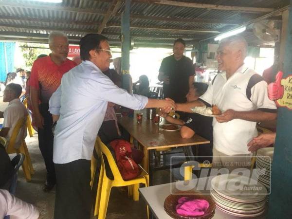 Mohd Anuar meluangkan masa bersarapan di Kampung Bangau, pagi tadi.